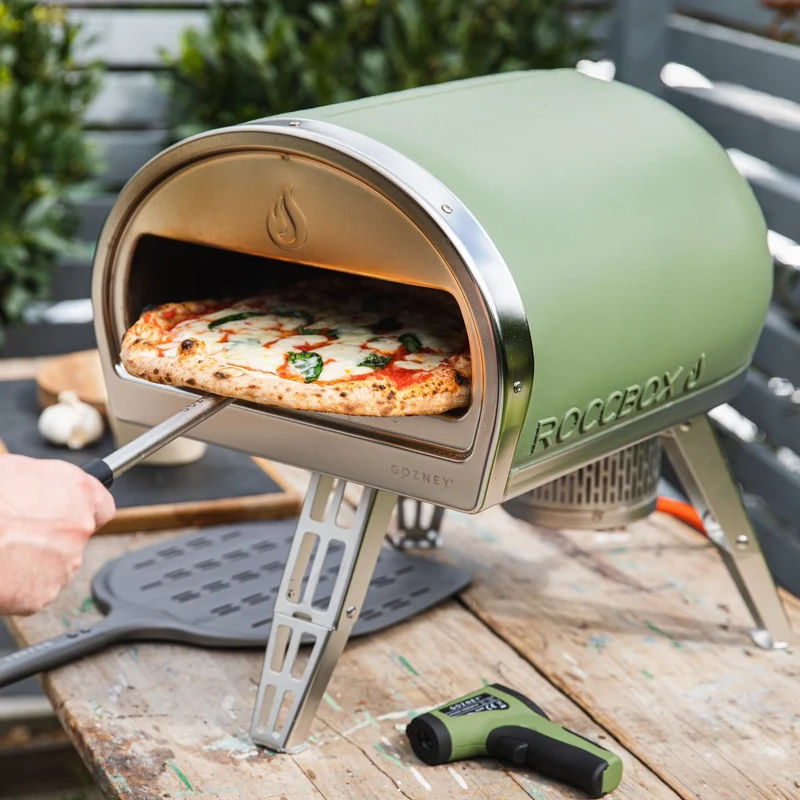 Gozney Roccbox Pizzaofen mit Abdeckhaube und Roccbox Pizzawender