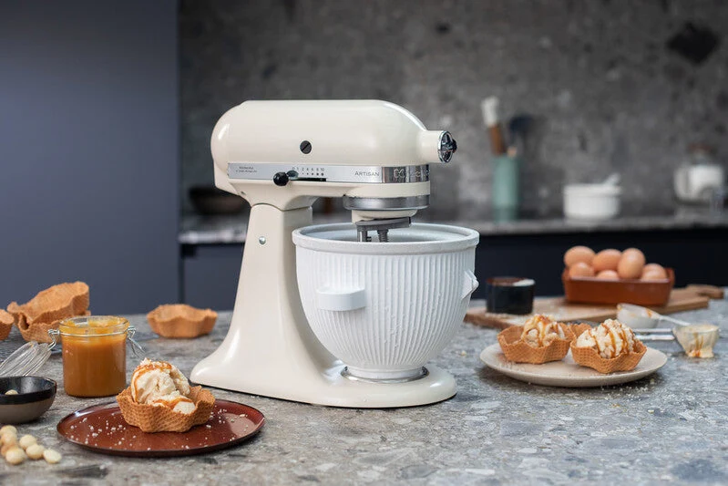 KitchenAid 4,8 L 5KSM175 Artisan Küchenmaschine Breadlover mit Messerschmidt Getreidemühlenvorsatz + Brotbackschüssel