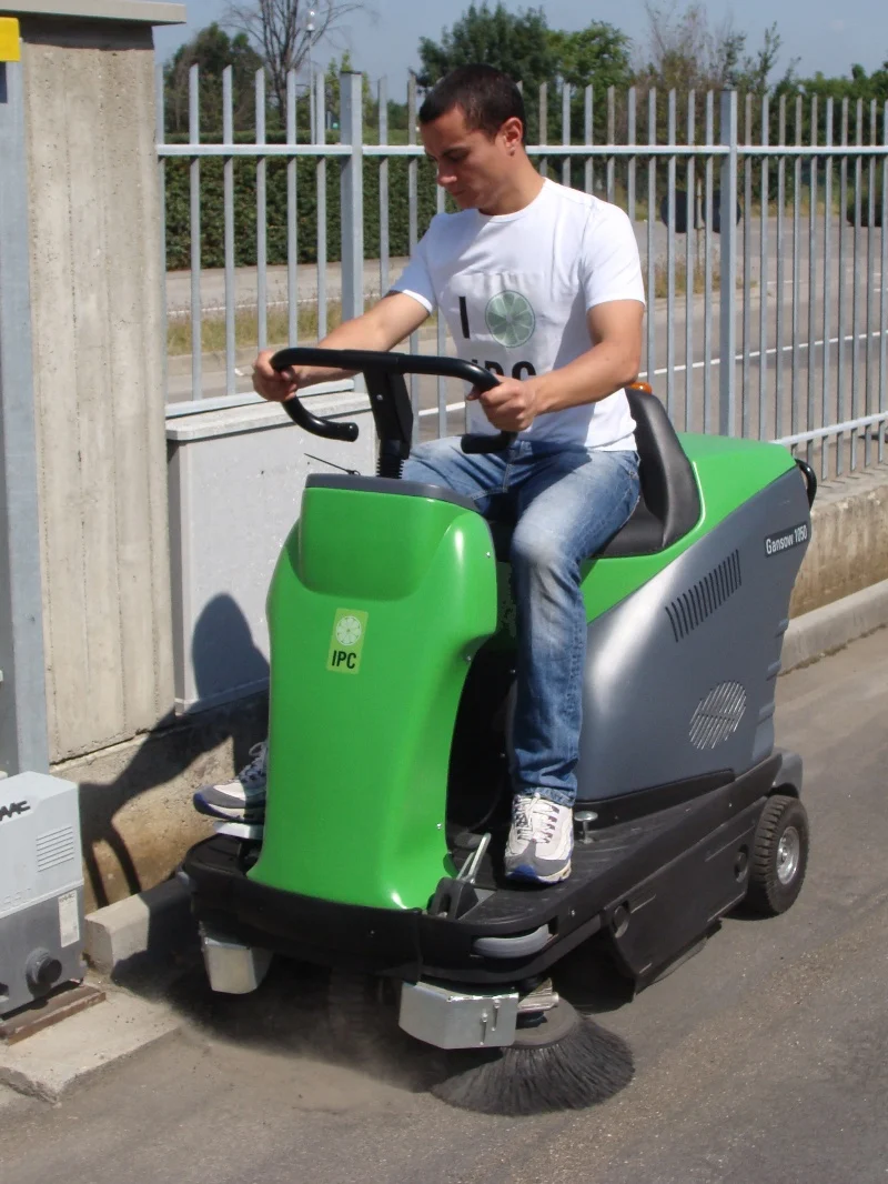 Occasion - Aufsitzkehrsaugmaschine IPC-Gansow 1050 DP - nachhaltige Hybridtechnik