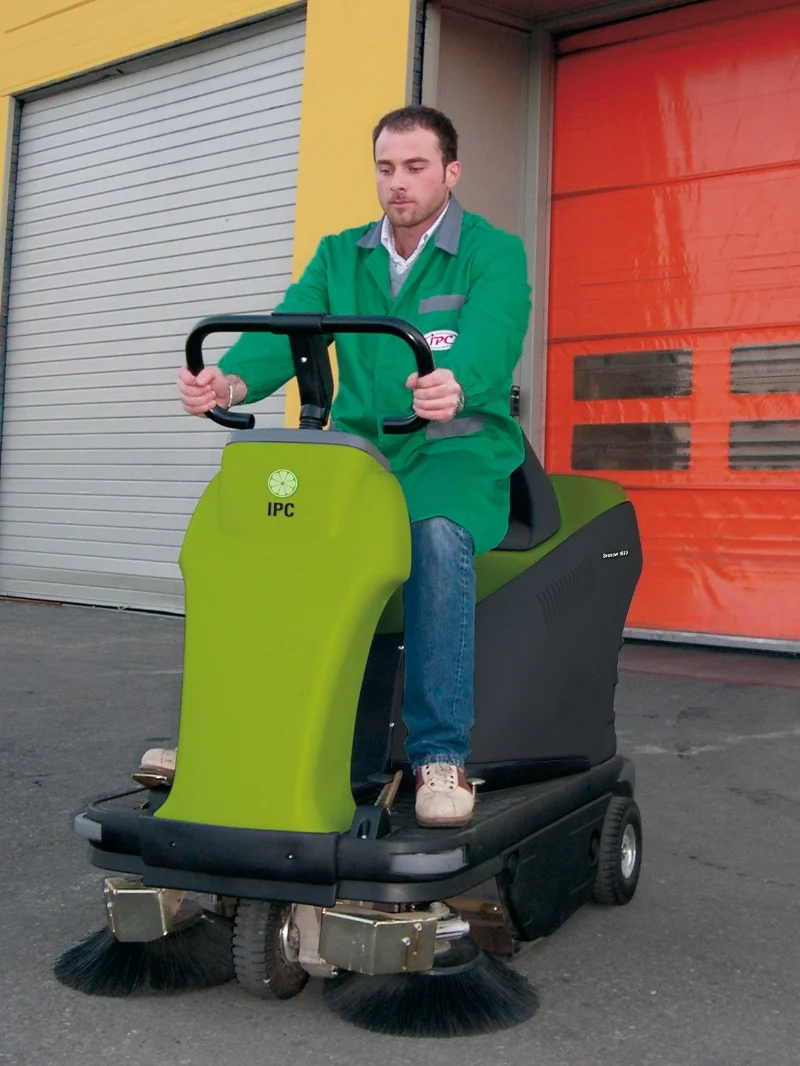 Occasion - Aufsitzkehrsaugmaschine IPC-Gansow 1050 DP - nachhaltige Hybridtechnik