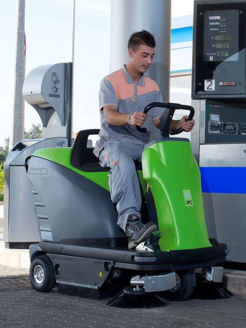 Occasion - Aufsitzkehrsaugmaschine IPC-Gansow 1050 DP - nachhaltige Hybridtechnik