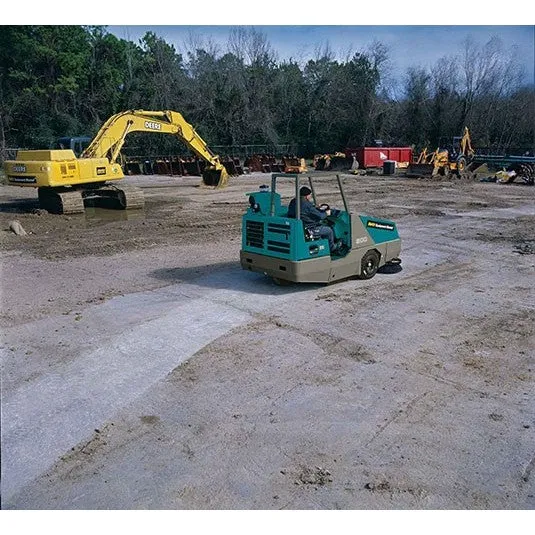 Mit Service-Garantie. Industrie-Aufsitzkehrsaugmaschine Tennant 800