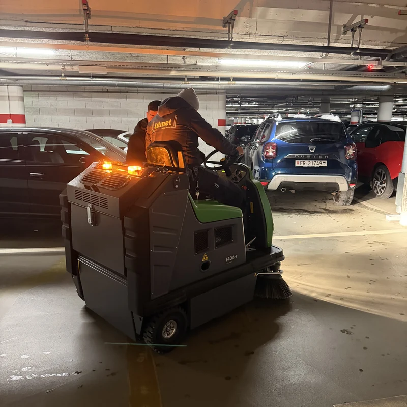 Mit Service-Garantie. Aufsitzkehrsaugmaschine IPC-Gansow 1404+ - nachhaltige Hybridtechnik